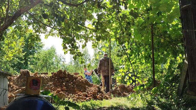 Обрезали трубу скважины, опустили глубинный насос и подключили водопровод в дом. смотреть онлайн