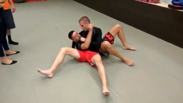 Треугольник с положения снизу. Тренировка ММА.+7 906 703 13 17 - Москва, Таганская смотреть онлайн