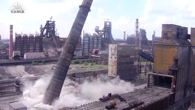 Валка трубы высотой 100 м на ПАО «АрселорМиттал Кривой Рог» смотреть онлайн