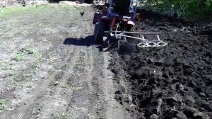 КМЗ 012 С ДВУХКОРПУСНЫМ ПЛУГОМ