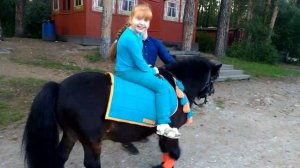 Настя и маленькая пони. Катаемся на лошадке