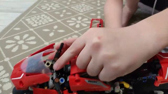 Обзор Lego Technic Ducati V4R 42107