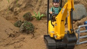 Крокодилы уничтожают строительные краны, экскаваторы, самосвалы, строящиеся грузовики.