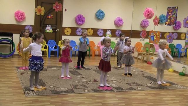праздник Весны. Отчетный весенний урок по ритмике. Танец "У меня у тебя звонкие ладошки". Дети 2-3 смотреть онлайн