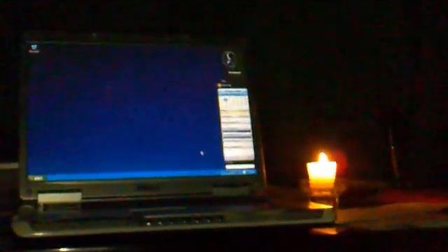 Компьютер при свете свечи смотреть онлайн