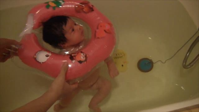 20-дневная Сонечка купается с помощью круга Flipper смотреть онлайн