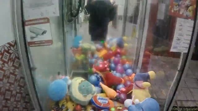 Огромный новогодний заяц из автомата-хватайки! Поздравляю всех с наступающим 2023 годом!!! смотреть онлайн