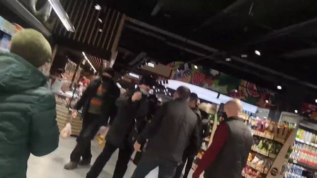 Произвол Охраны магазина Грация , в наглую не пропускают человека смотреть онлайн
