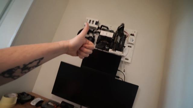 Вешаю компьютер на стену, новое рабочее место 2024 - Влог смотреть онлайн