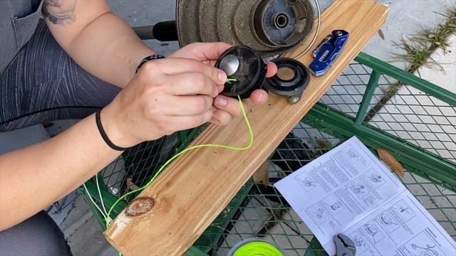 Replace / Install new string trimmer line - single line Makita XRU02Z weed whacker смотреть онлайн