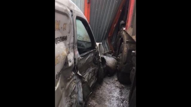 Грузовая машина въехала в забор частного дома // РИАМО в Подольске смотреть онлайн