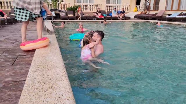 Девчонки прыгают в бассейн. 15 сентября 2022 г.(2) смотреть онлайн