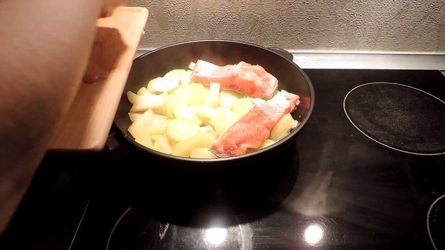 Готовлю в сковороде рыбу ФОРЕЛЬ с овощами. Это очень вкусно. смотреть онлайн