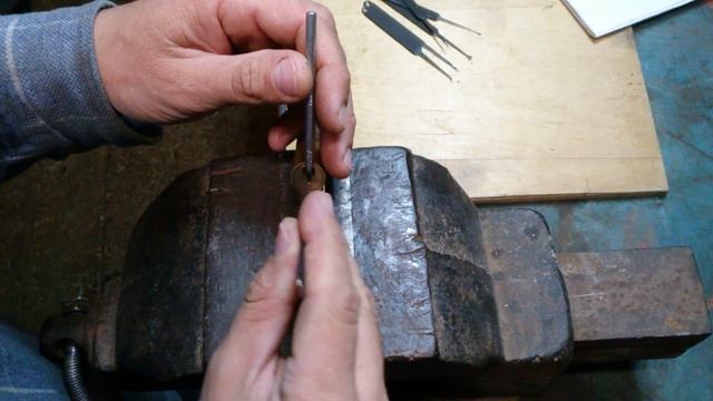 вскрытие отмычками цилиндрового (английского) замка фирмы Апекс смотреть онлайн