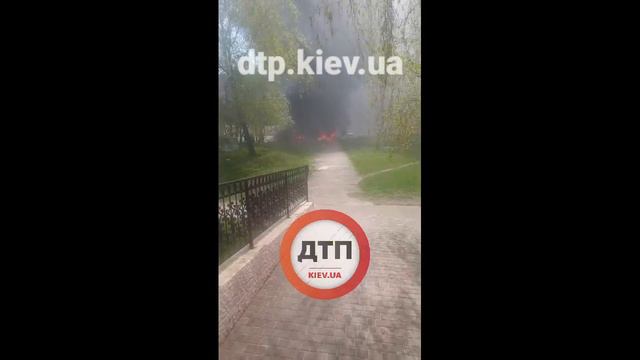 В Киеве полностью сгорел автобус: пожар общественно транспорта маршрута 102 в столице смотреть онлайн