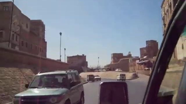 Driving along the beautiful streets of Sanaa, Yemen (Feb.2011) смотреть онлайн