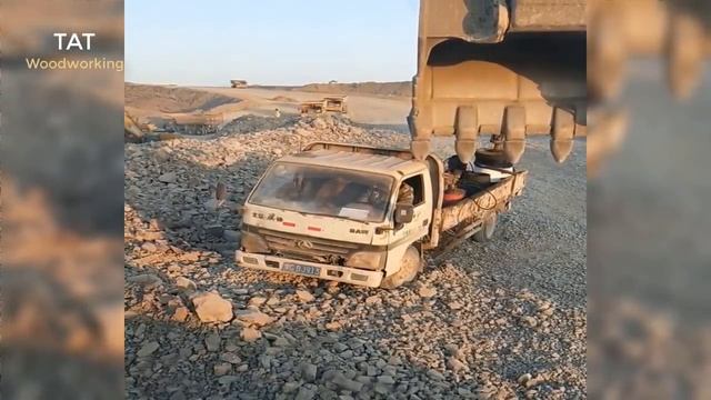 Amazing Dangerous Idiots Dump Trucks Operator Skill - Oversize Load Trailer Heavy Equipment Working смотреть онлайн