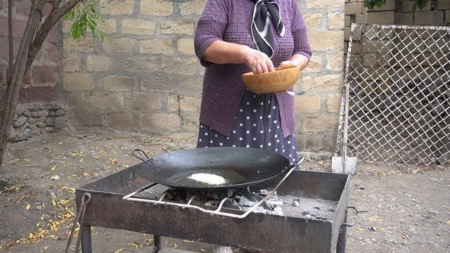 Life in Azerbaijan Village - Plenty Of Vegetables, Delicious Chicken and Mushroom Frying On The Saj смотреть онлайн