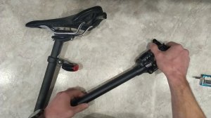 ПОДСЕДЕЛЬНЫЙ ШТЫРЬ  SR SUNTOUR  С АМОРТИЗАТОРОМ, С ПАРАЛЛЕЛОГРАММОМ.