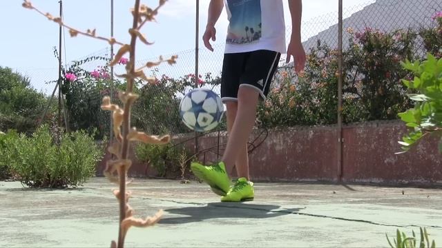 Learn 3 BASIC Freestyle Football Skills To Impress Your Friends - Futsal/Street Soccer Tutorial! смотреть онлайн