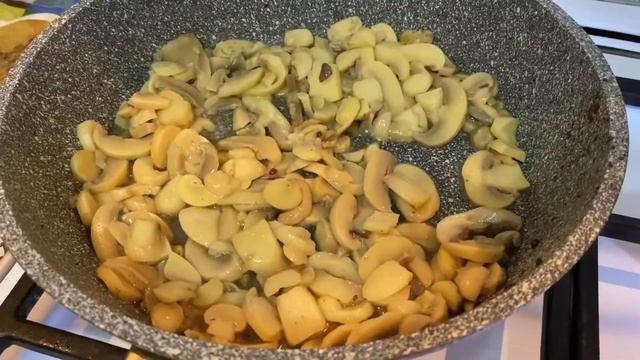 Салатик «куриная печень с шампиньонами». Очень вкусный!Очень сытный! смотреть онлайн