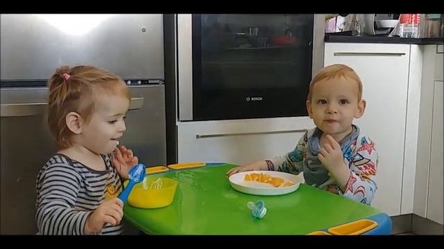 КАКОЙ У ДВОЙНЯШЕК ОТЛИЧНЫЙ АППЕТИТ! смотреть онлайн