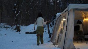 Зимний отдых в палатке в лесу. На улице мороз, в палатке жарко.