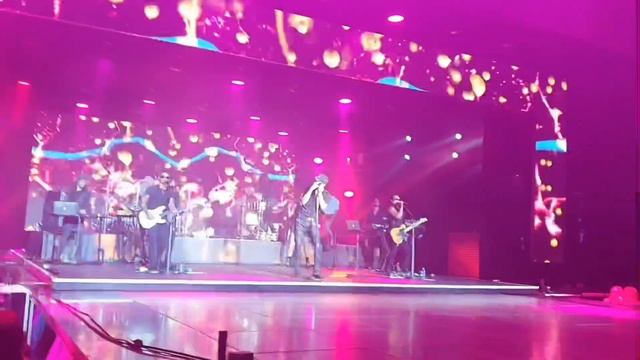 Энрике Иглесиас заводит девушек в Монако ?? Iglesias Salle Des Etoiles