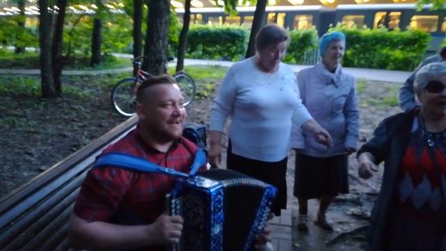 СОЛО! ИЗМАЙЛОВСКИЙ ПЯТАК! КАЗАКИ ГУЛЯЮТ! В УЗЕНЬКИЙ ПРОУЛОЧЕК! смотреть онлайн