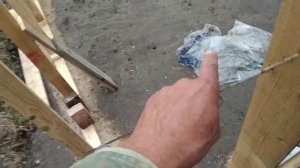 Заделываю щели в теплице.