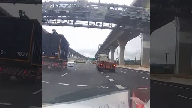 Водитель невероятно удачно и зрелищно ушёл от столкновения.