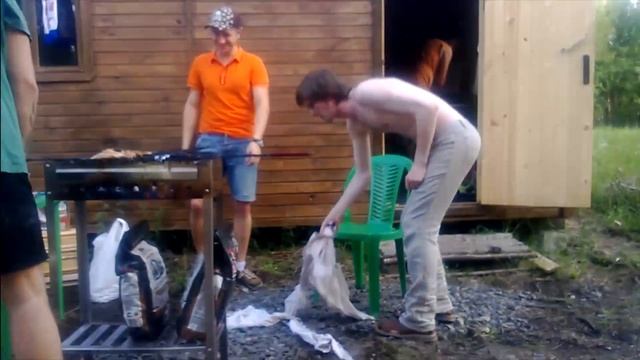 Прикол над другом - порвал рубашку. Пикник на даче. смотреть онлайн
