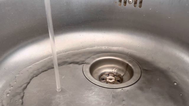 Вода течет из крана