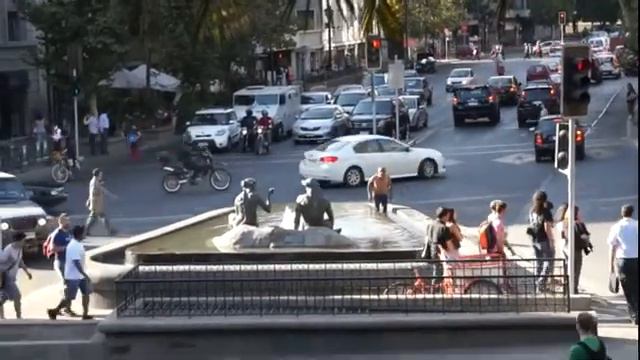 Чили Сантьяго Мужик купается в фонтане смотреть онлайн