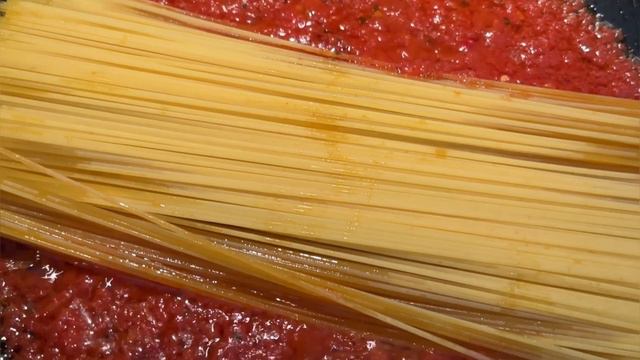 Spaghetti all'assassina! Questa pasta deliziosa ha lasciato tutti a bocca aperta! смотреть онлайн