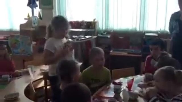 Ариша угощает детей в садике в свой день рождения смотреть онлайн