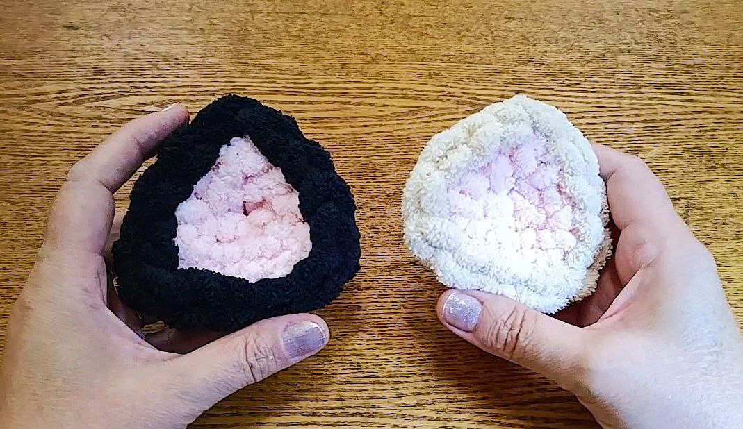 Двухцветные ушки из АЛИЗЕ ПУФФИ. Вяжем руками , без спиц и крючка. смотреть онлайн