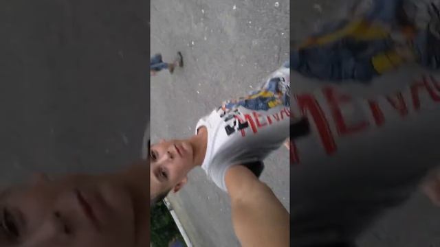 Убегаем от охранника в садике смотреть онлайн