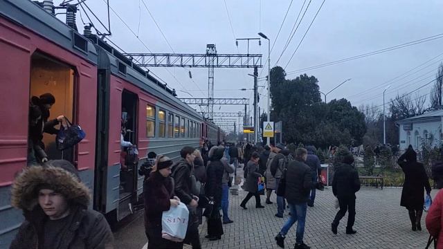 Люди выходят из электрички на Краснодар2. смотреть онлайн