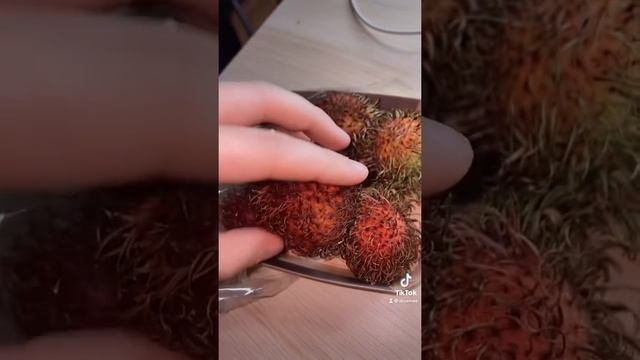 ПРОБУЮ ОЧЕНЬ СТРАННЫЕ ФРУКТЫ ИЗ ТИК ТОК «РАМБУТАН» #shorts смотреть онлайн