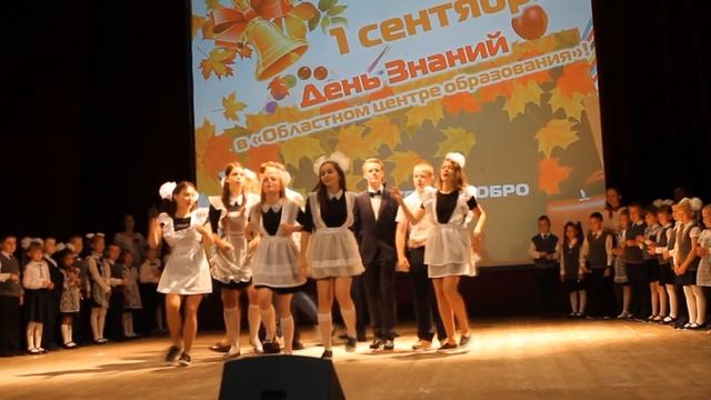 ФЛЕШМОБ ВЫПУСКНИКОВ НА 1 СЕНТЯБРЯ 2018 / 11 КЛАСС смотреть онлайн