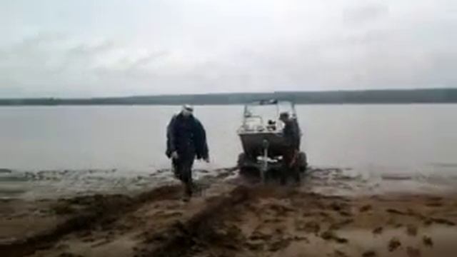 вытаскивание по топкому берегу прицепа смотреть онлайн