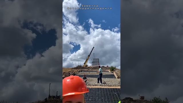 Проход пары Су-25 ВКС России над мемориальным комплексом на Саур-Могиле в ДНР. смотреть онлайн