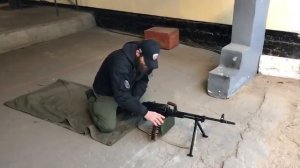 Как зарядить пулемет Калашникова, без помощи товарищей.