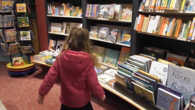 Идем в книжный магазин Ищем книжки со стихами и песенками Видео для детей смотреть онлайн