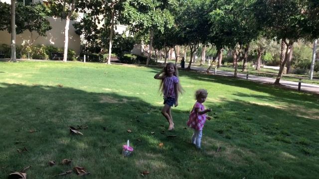 Делаем растяжку для шпагата и учимся делать колесо. Гимнастика от Сестрёнок смотреть онлайн