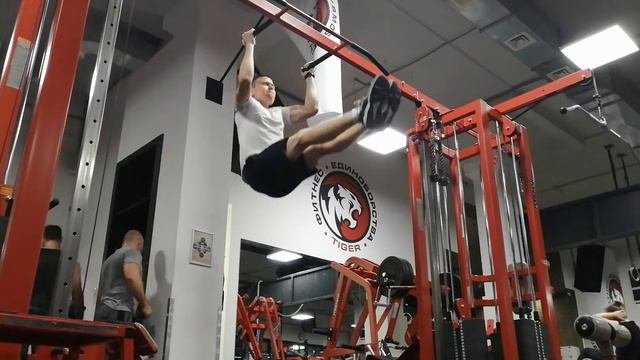 Подтягивания с уголком смотреть онлайн