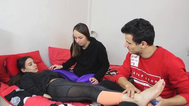 Belly Tickle Challenge Family Edition With Duct Tape смотреть онлайн