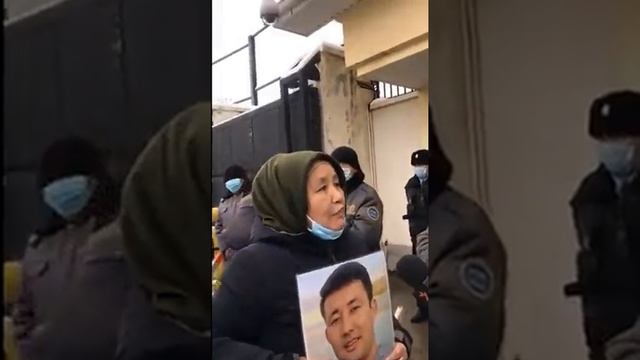 В Алматы возле китайского консульства идет пикет смотреть онлайн