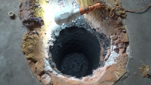 Набивка футеровочной массы ФМ-1 часть 1 разработанную НПП "ЛМТ" для выплавки сталей и чугунов смотреть онлайн